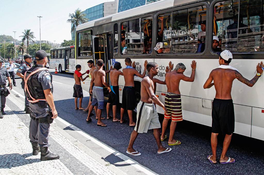 Fim do rolézim - Revista policial de jovens da periferia que foram à praia, em 2015: a realidade da ficção de Geovani Martins