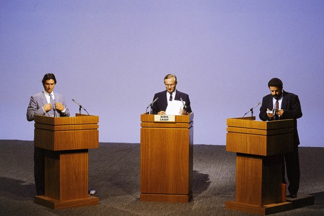 O jornalista Boris Casoy apresenta o último debate de televisionado antes das eleições entre Lula e Fernando Collor de Mello, em 1989. Em uma disputa acirrada, o petista é derrotado no segundo turno, e Collor é eleito com 53% dos votos.