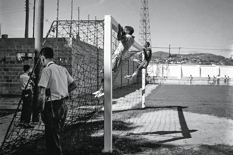 No tempo da delicadeza - Cenas da concentração em Poços de Caldas, em abril de 1958: Pelé e Didi fazem flexões de braço no travessão