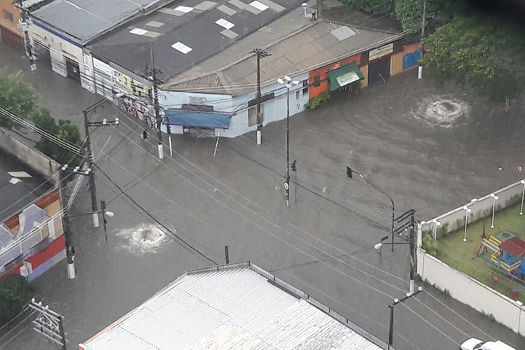 Ruas alagadas no bairro do Cambuci, próximo da rua Justa Azambuja
