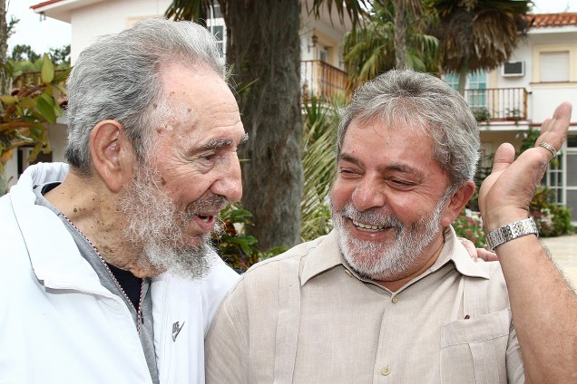 Lula conversa com o ditador cubano Fidel Castro, em 2010.