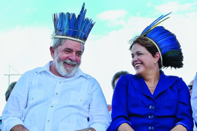 Lula acompanha a presidente na cerimônia de inauguração de uma ponte, em 2011.
