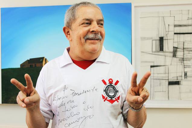 Luiz Inácio Lula da Silva, conhecido como 'Lula', foi presidente do Sindicato dos Metalúrgicos do ABC e assumiu a Presidência da República por dois mandatos - entre 2003 e 2011. Desenvolveu programas sociais como o 'Bolsa Família' e o 'Fome Zero'. Atualmente, está preso sob suspeita de corrupção passiva e lavagem de dinheiro. Lula torce para o Corinthians. Na foto, o ex-presidente recebe camisa autografada pelo ex-jogador Rivelino Luiz Inácio Lula da Silva, conhecido como 'Lula', foi presidente do Sindicato dos Metalúrgicos do ABC e assumiu a Presidência da República por dois mandatos - entre 2003 e 2011. Desenvolveu programas sociais como o 'Bolsa Família' e o 'Fome Zero'. Atualmente, está preso sob suspeita de corrupção passiva e lavagem de dinheiro. Lula torce para o Corinthians. Na foto, o ex-presidente recebe camisa autografada pelo ex-jogador Rivelino