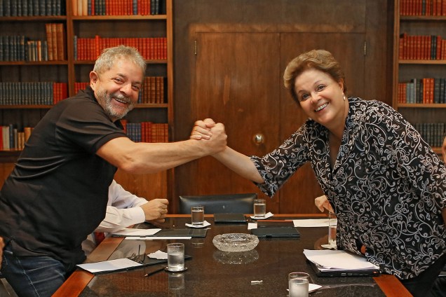 O ex-presidente, em reunião com sua sucessora, Dilma Rousseff, em 2014.