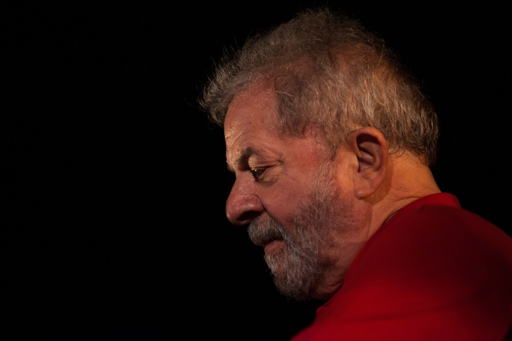 O ex-presidente Luiz Inácio Lula da Silva participa de ato contra o impeachment em frente ao Sindicato dos Metalúrgicos do ABC