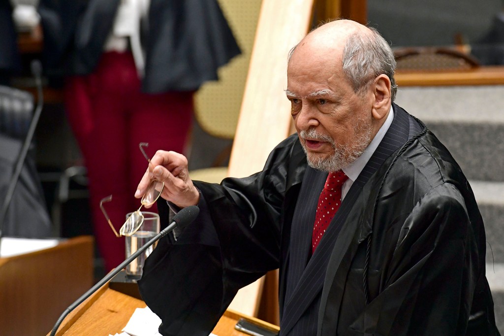 SOZINHO - O ex-juiz em Brasília: isolado politicamente, o senador paranaense diz que confia na Justiça