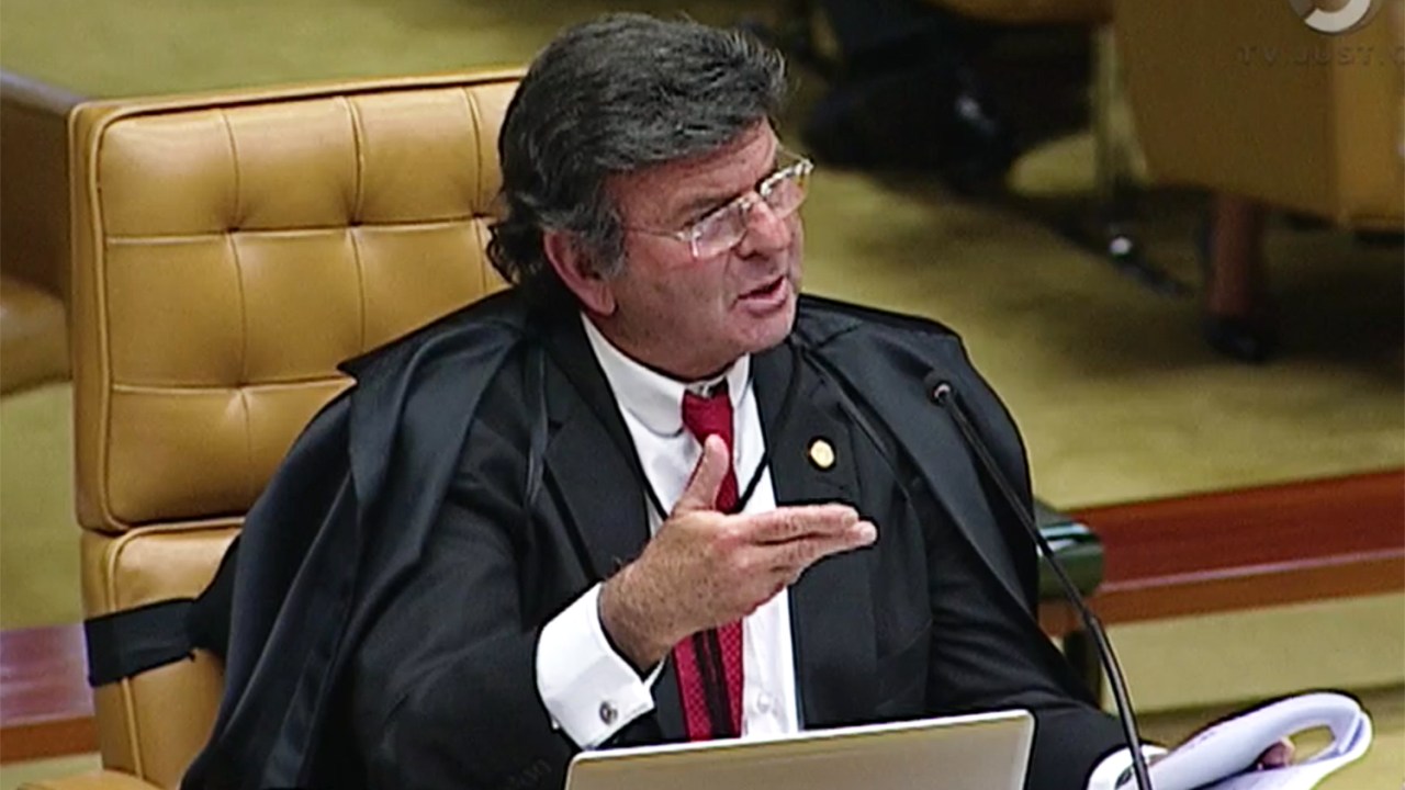 Luiz Fux profere voto durante sessão do STF que julga habeas corpus preventivo de Lula