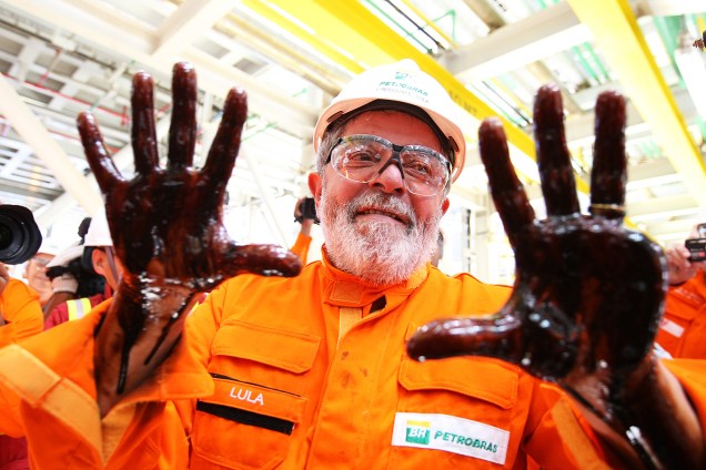 Em 2010, o então presidente suja as mãos de petróleo durante visita ao Navio Plataforma, no Campo de Tupi, litoral sul do Rio de Janeiro. 