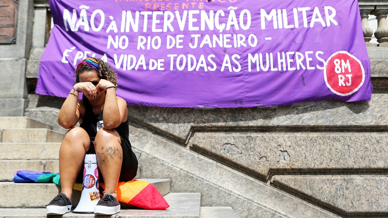 Faixa de protesto deixada em frente ao prédio da Câmara Municipal do Rio de Janeiro, onde será velado o corpo da vereadora Marielle Franco (PSOL), morta a tiros - 15/03/2018