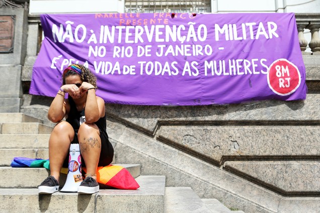 Faixa de protesto deixada em frente ao prédio da Câmara Municipal do Rio de Janeiro, onde será velado o corpo da vereadora Marielle Franco (PSOL), morta a tiros - 15/03/2018