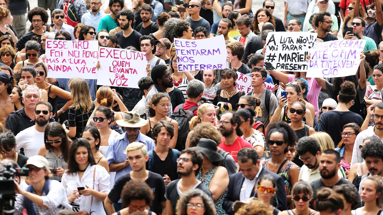 Manifestantes protestam em frente ao prédio da Câmara Municipal do Rio de Janeiro, onde será velado o corpo da vereadora Marielle Franco (PSOL), morta a tiros - 15/03/2018