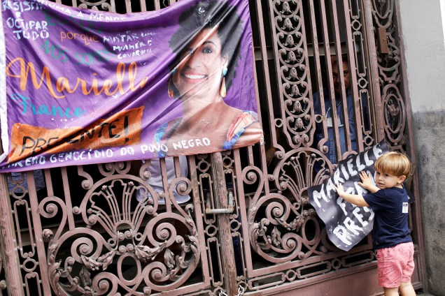 Garoto segura cartaz durante protesto realizado após o assassinato da vereadora Marielle Franco (PSOL) - 15/03/2018