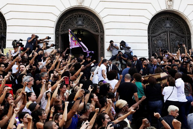 Apoiadores de Marielle Franco (PSOL-RJ) acompanham chegada do corpo da parlamentar na Câmara Municipal do Rio de Janeiro,onde será velada - 15/03/2018