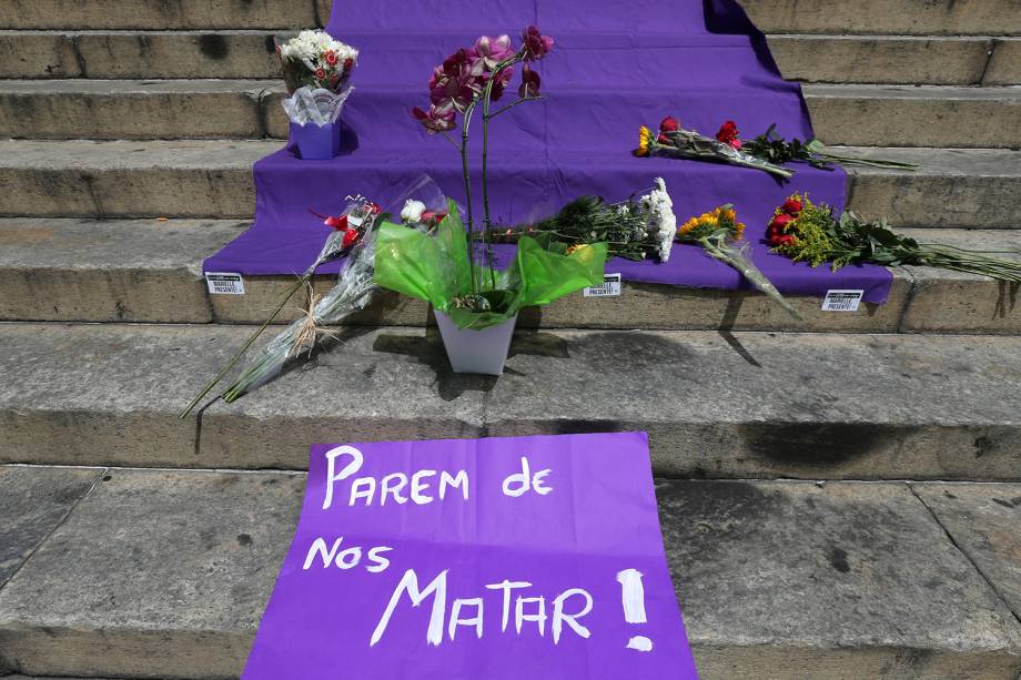 Flores são vistas na escadaria da Câmara Municipal do Rio, durante velório da vereadora Marielle Franco (PSOL-RJ), morta a tiros na regiã central da capital carioca - 15/03/2018