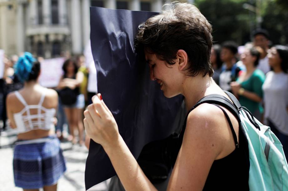 Manifestante chora durante protesto realizado na Câmara Municipal do Rio, em apoio à Marielle Franco (PSOL), morta a tiros dentro de veículo na região central da capital fluminense - 15/03/2018