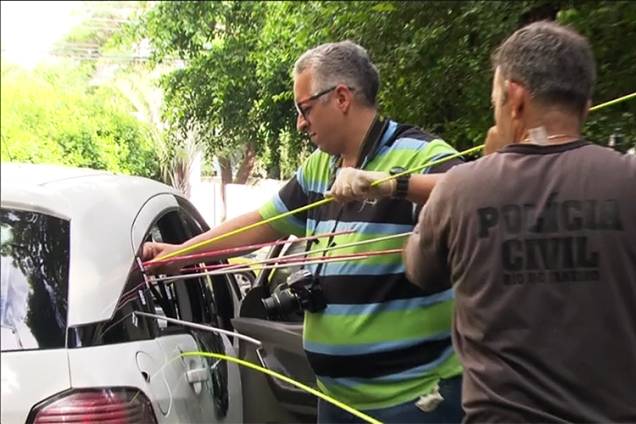 Polícia Civil realiza perícia em veículo onde estava a vereadora Marielle Franco (PSOL-RJ). Varetas foram colocadas em buracos feitos pelas balas - 16/03/2018