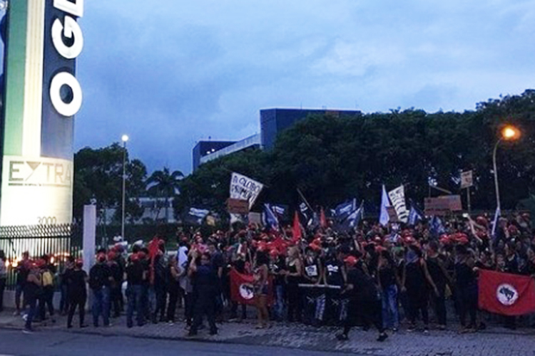 Grupo do Movimento dos Trabalhadores Rurais Sem-Terra (MST) invade parque gráfico do jornal 'O Globo' - 08/03/2018