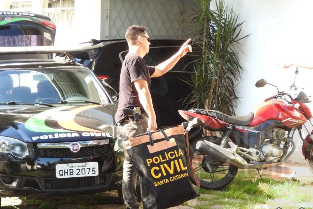 Polícia Civil apreende bens na residência do casal Renato e Aline Openkoski