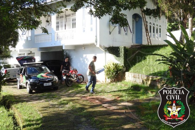 Polícia Civil apreende bens na residência do casal Renato e Aline Openkoski