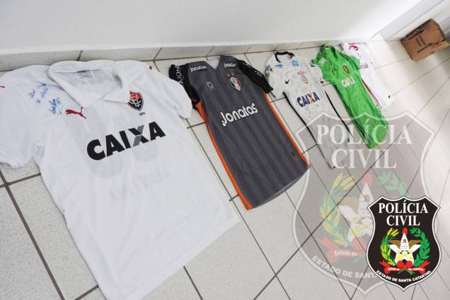 Camisas de times de futebol também foram apreendidas Camisas de times de futebol também foram apreendidas