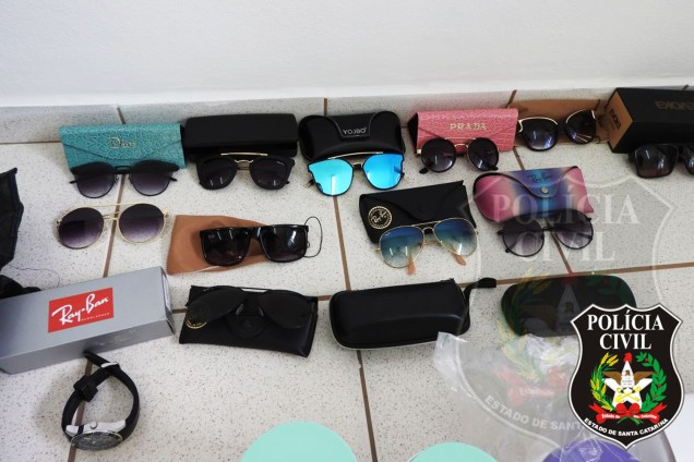 Óculos de diversas marcas foram alguns dos bens apreendidos na residência do casal