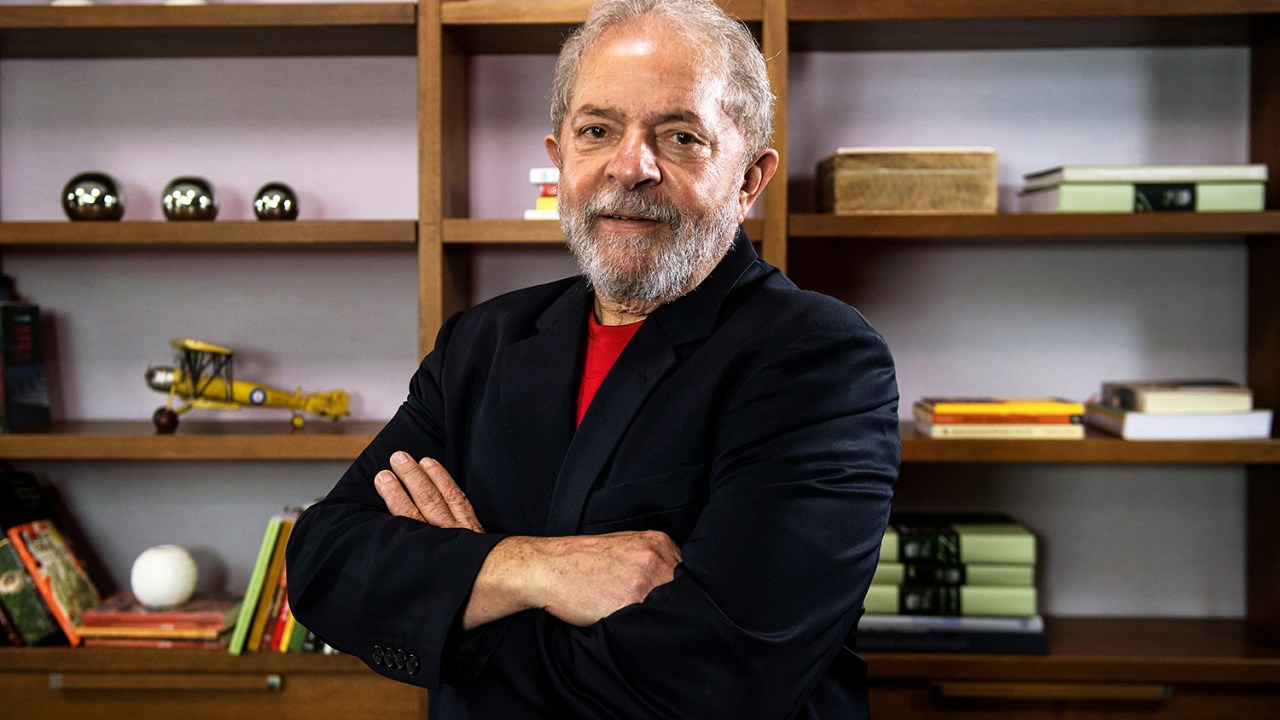 O ex-presidente Lula posa para foto durante entrevista à AFP, no Instituto Lula, em São Paulo (SP) - 01/03/2018