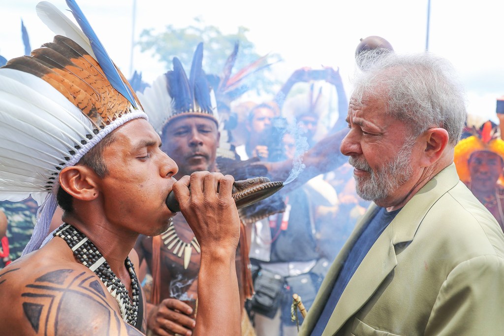Na chegada do Encontro Internacional Parlamentar, no Fórum Social Mundial, o ex-presidente Lula recebe ritual de proteção de "fechamento de corpo" - 15/03/2018