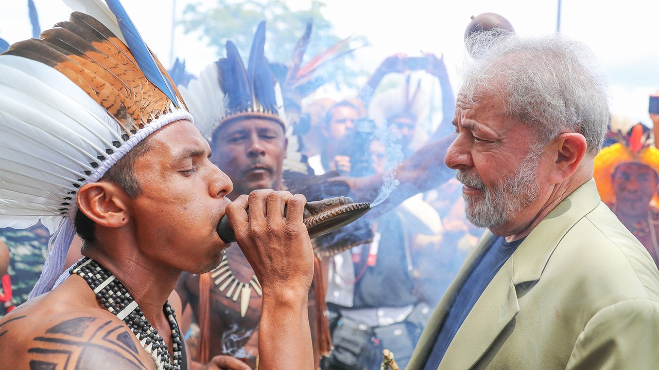 Na chegada do Encontro Internacional Parlamentar, no Fórum Social Mundial, o ex-presidente Lula recebe ritual de proteção de "fechamento de corpo" - 15/03/2018