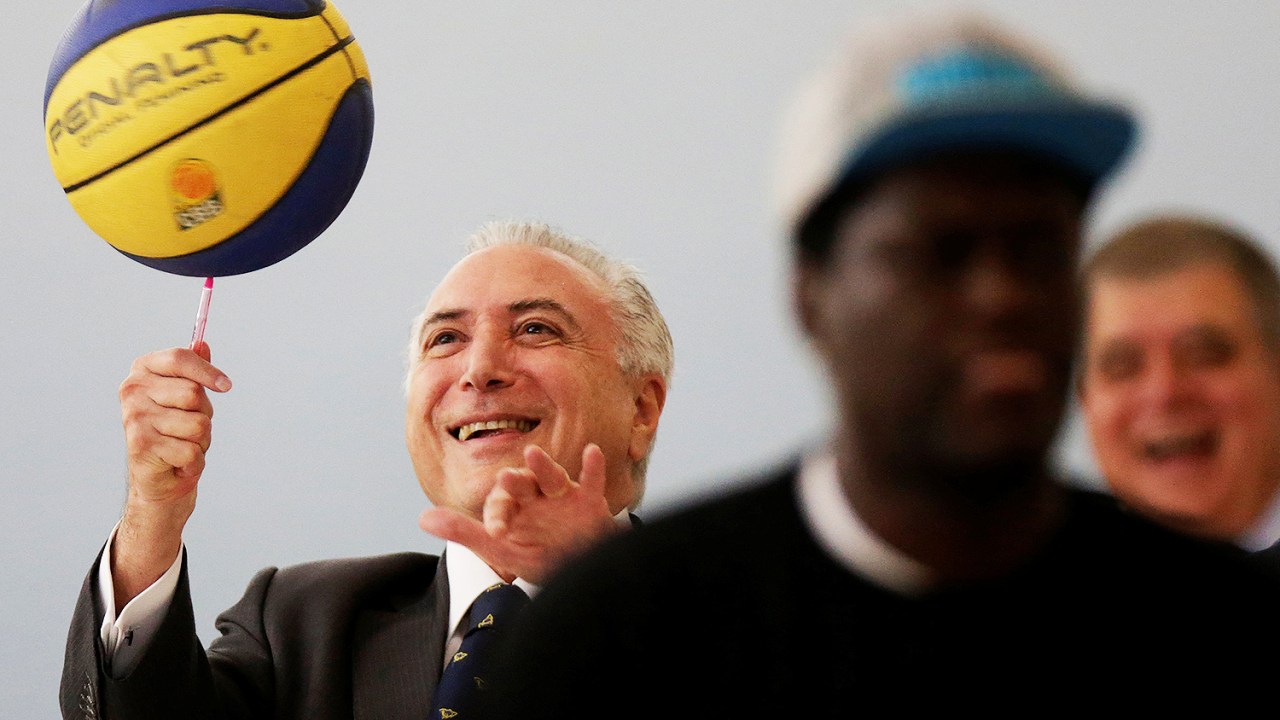 O presidente da República, Michel Temer, tenta equilibrar bola durante evento em Brasília (DF) - 15/03/2018
