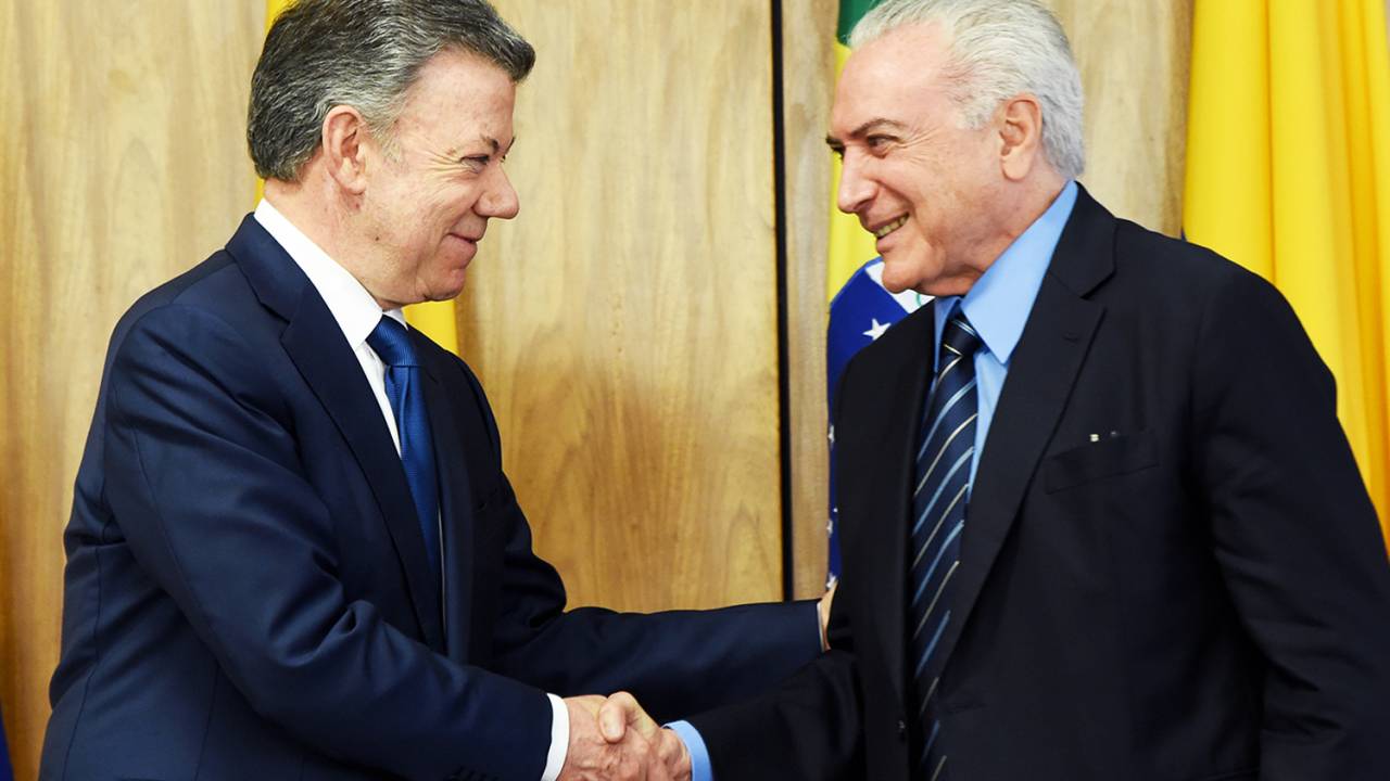 O presidente da República, Michel Temer, cumprimenta o presidente colombiano Juan Manuel Santos, durante evento realizado no Palácio do Planalto, em Brasília (DF) - 20/03/2018