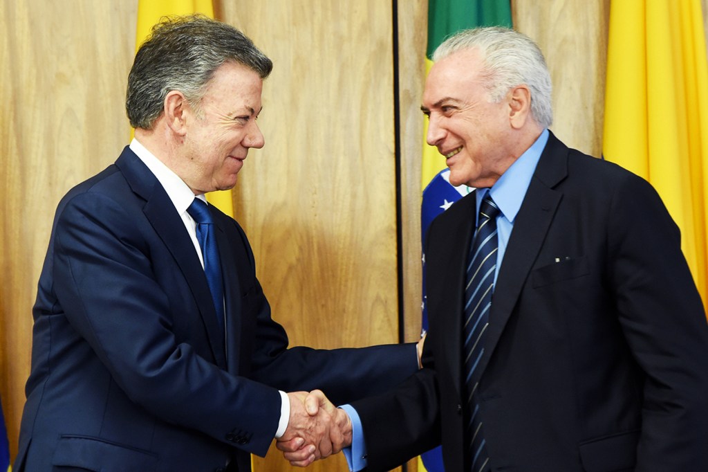 O presidente da República, Michel Temer, cumprimenta o presidente colombiano Juan Manuel Santos, durante evento realizado no Palácio do Planalto, em Brasília (DF) - 20/03/2018