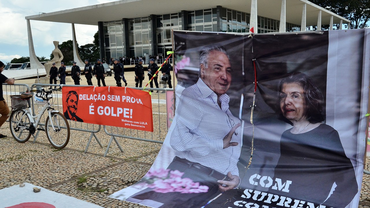 Manifestantes a favor do ex-presidente Lula protestam em frente ao STF