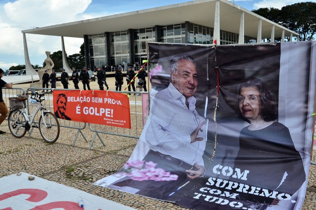 Grupos contrários a prisão do ex-presidente Luiz Inácio Lula da Silva (PT), protestam em frente ao prédio do Supremo Tribunal Federal, em Brasília - 22/03/2018