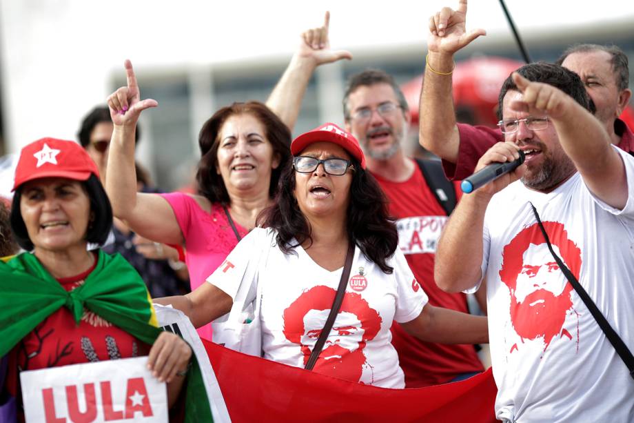 Grupos contrários a prisão do ex-presidente Luiz Inácio Lula da Silva (PT), protestam em frente ao prédio do Supremo Tribunal Federal, em Brasília, enquanto ministros julgam habeas corpus do petista, que tenta evitar a prisão após o julgamento final dos recursos pelo Tribunal Federal da 4º Região (TRF-4) - 22/03/2018