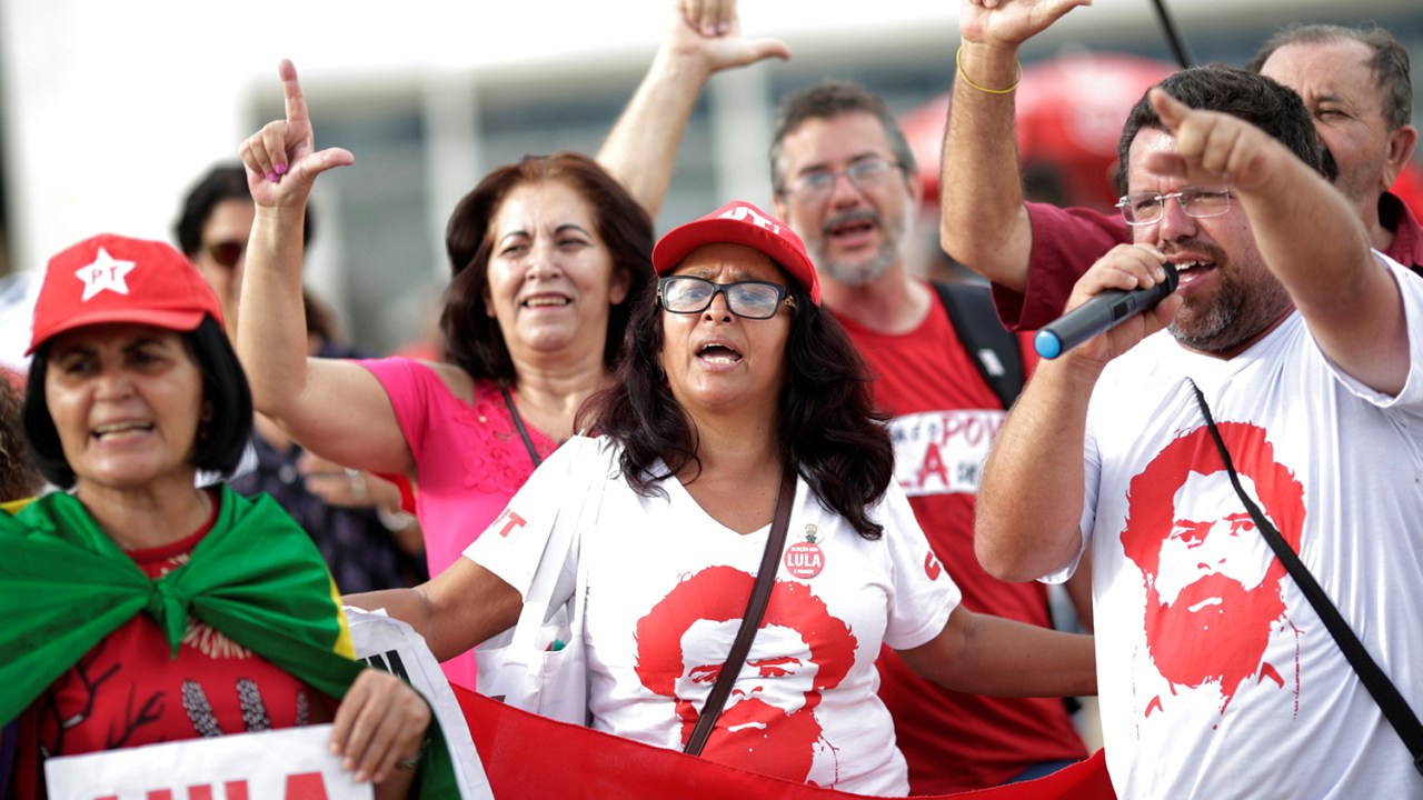 Manifestantes a favor do ex-presidente Lula protestam em frente ao STF