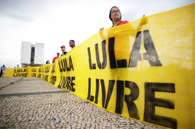 Manifestantes favoráveis ao ex-presidente Lula protestam em Brasília (DF), durante sessão do STF, que julga o habeas corpus preventivo do petista - 22/03/2018