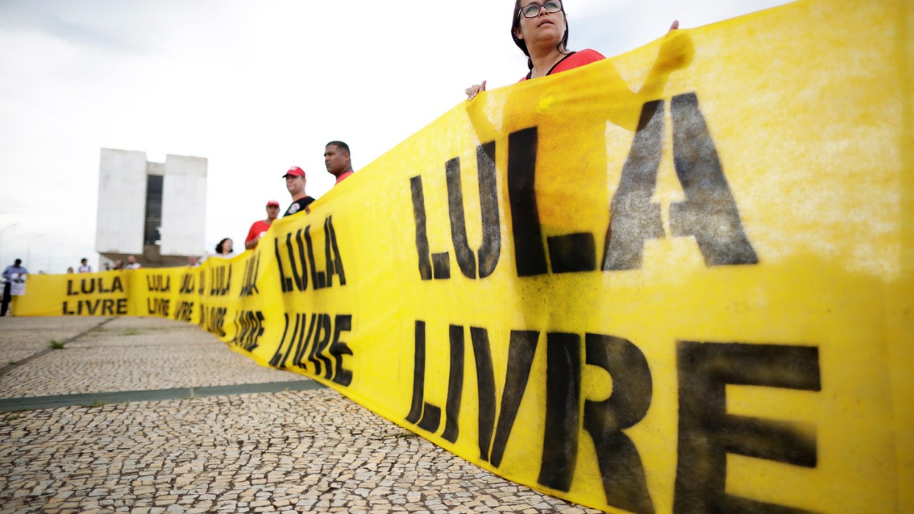 Manifestantes favoráveis ao ex-presidente Lula protestam em Brasília (DF), durante sessão do STF, que julga o habeas corpus preventivo do petista - 22/03/2018