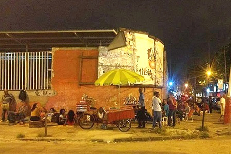 Fila próximo do Bangu Atlético Clube, na zona oeste da capital fluminense