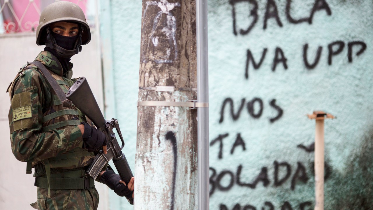Soldado realiza patrulha durante operação na comunidade Vila Kennedy, no Rio de Janeiro (RJ) - 07/03/2018