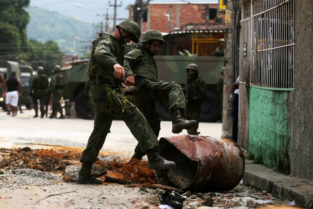 Soldados do Exército removem barricadas em operação anti-drogas realizada na comunidade Vila Kennedy, no Rio de Janeiro (RJ), durante a intervenção federal no Estado - 07/03/2018