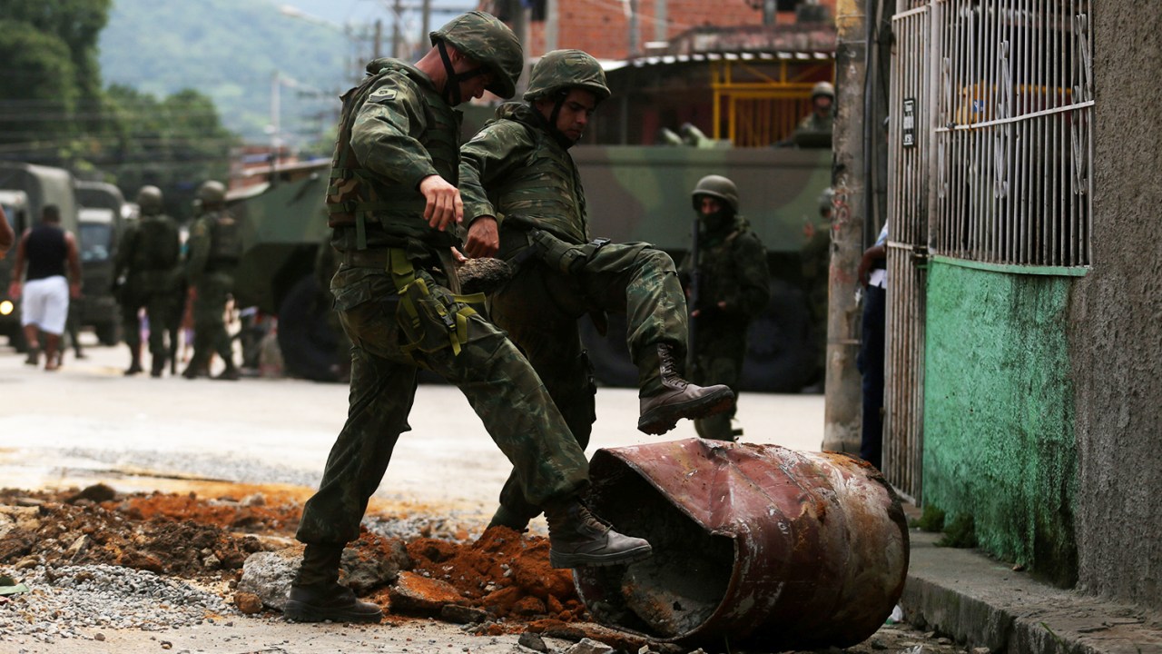 Soldados do Exército removem barricadas em operação anti-drogas realizada na comunidade Vila Kennedy, no Rio de Janeiro (RJ), durante a intervenção federal no Estado - 07/03/2018