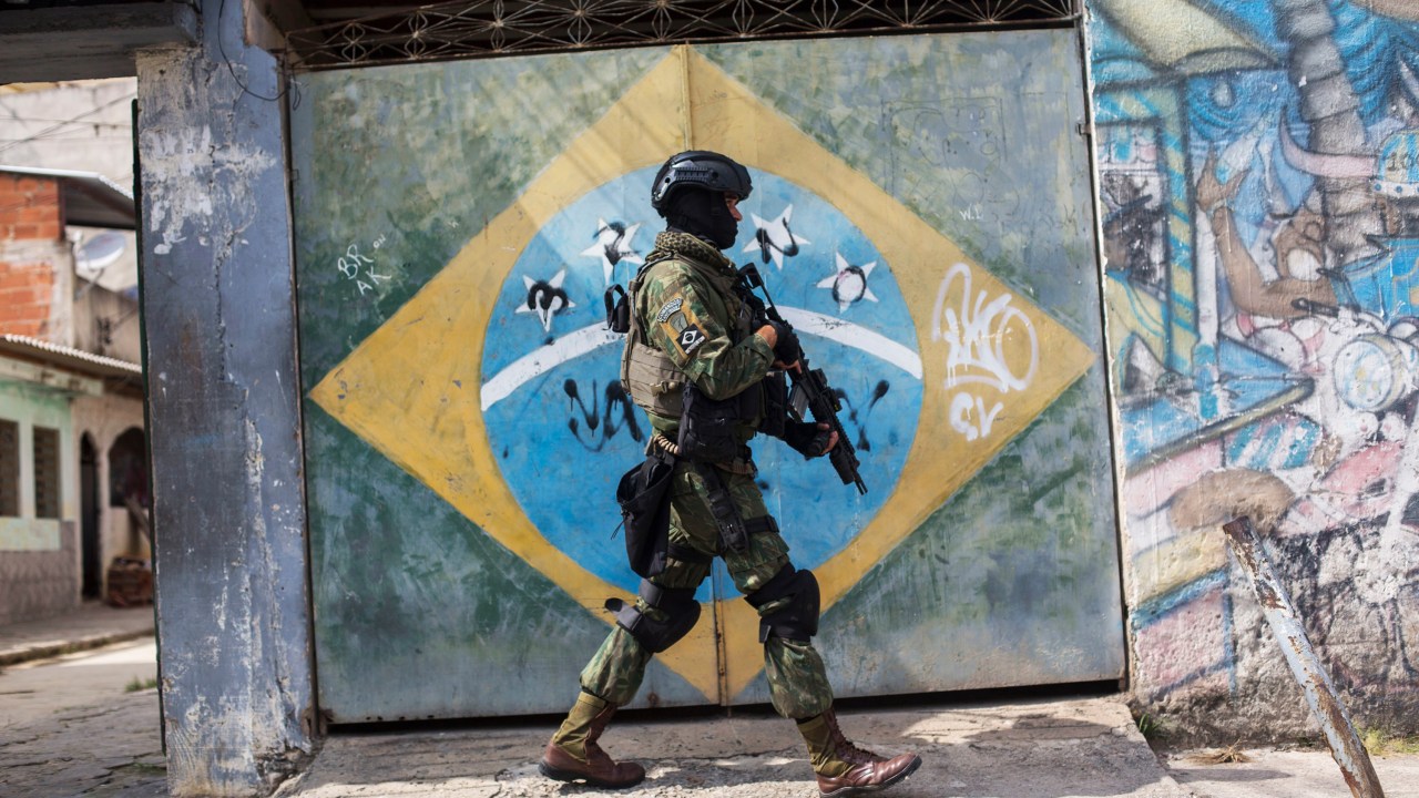 Soldado realiza patrulha na comunidade Vila Kennedy, no Rio de Janeiro (RJ), durante intervenção federal na segurança pública do Estado- 07/03/2018