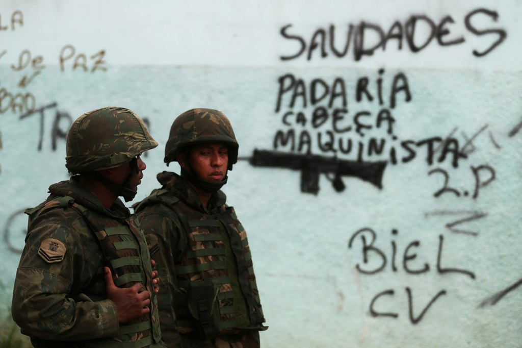 Soldados do Exército fazem patrulha na comunidade Vila Kennedy, no Rio de Janeiro (RJ), durante a intervenção federal no Estado - 07/03/2018