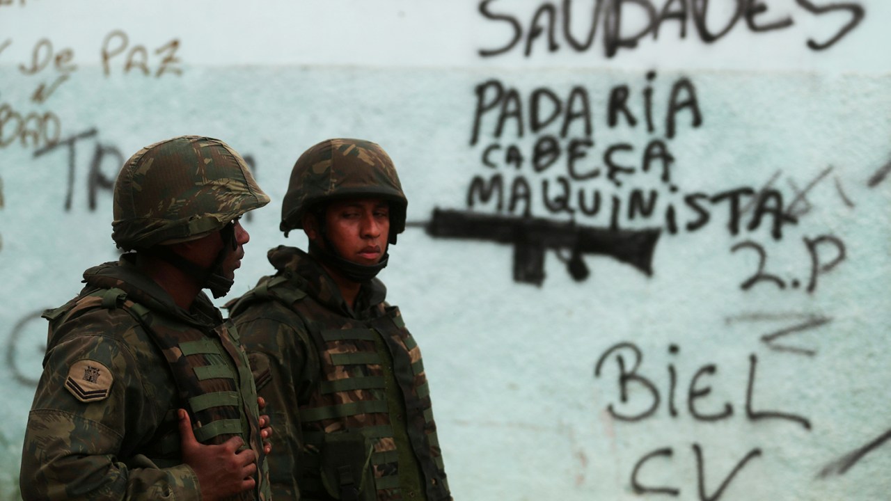 Soldados do Exército fazem patrulha na comunidade Vila Kennedy, no Rio de Janeiro (RJ), durante a intervenção federal no Estado - 07/03/2018