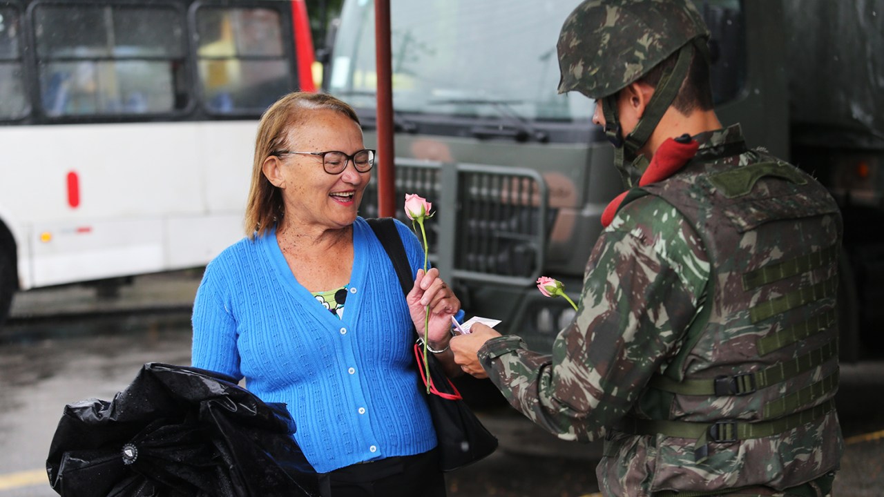 Militares do Exército entregam flores para mulheres na região da Vila Kennedy, zona oeste do Rio de Janeiro (RJ) - 08/03/2018