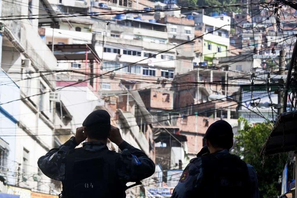 Policiais do Batalhão de Choque da Polícia Militar durante cerco aos acessos da favela da Rocinha, no Rio de Janeiro ( RJ) - 11/11/2011