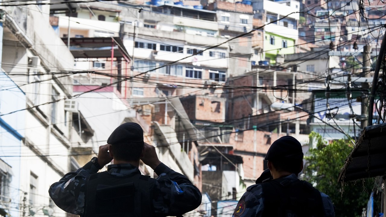 Policiais do Batalhão de Choque da Polícia Militar durante cerco aos acessos da favela da Rocinha, no Rio de Janeiro ( RJ) - 11/11/2011