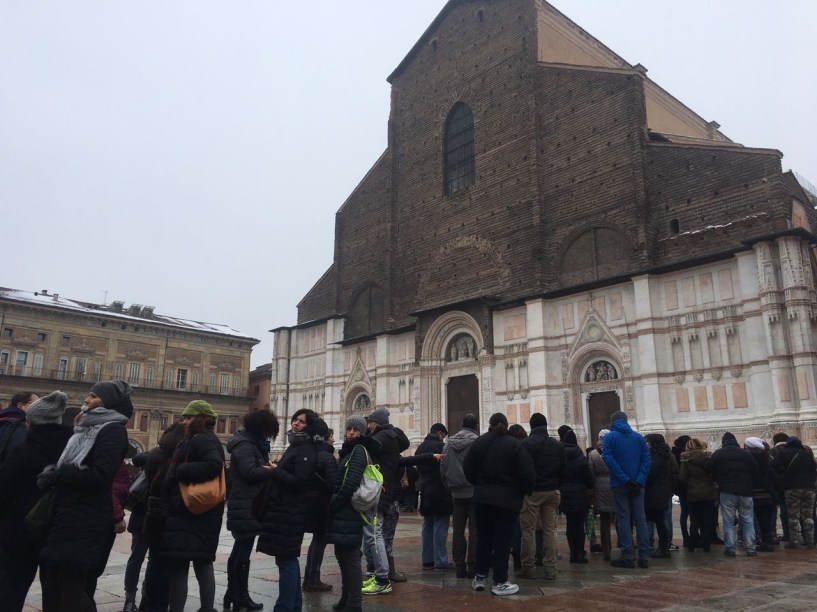 Fila para a missa na Piazza Magiore, a principal de Bolonha