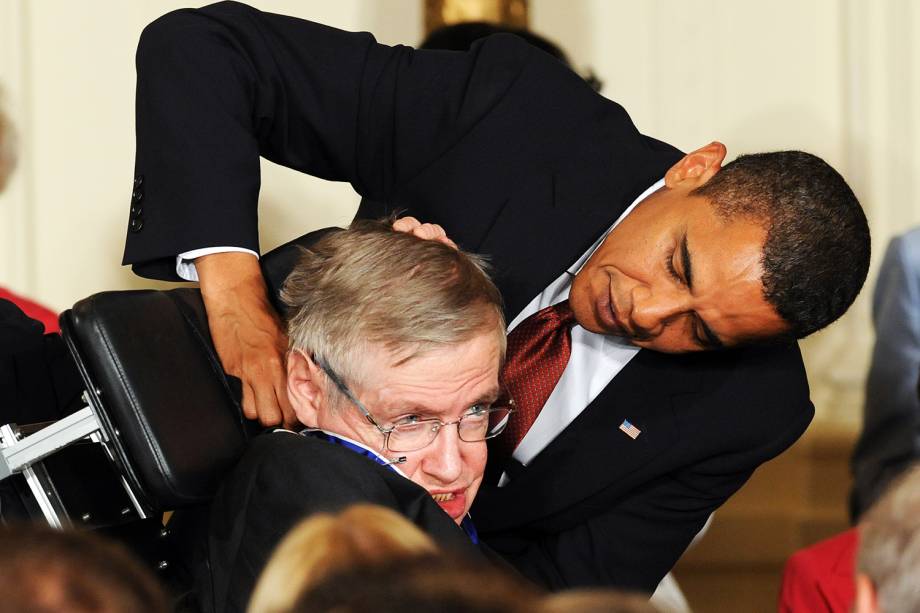O físico Stephen Hawking recebe medalha presidencial de Barack Obama - 12/08/2009