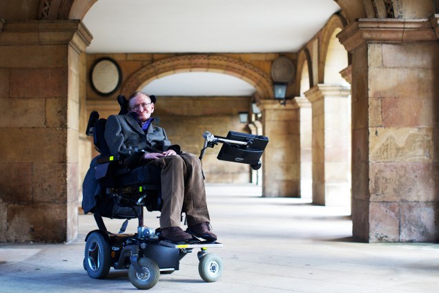 O físico Stephen Hawking posa para foto em Cambridge - 09/12/2014
